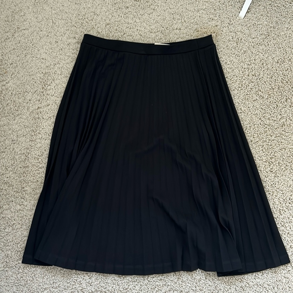 Mid length size 4 pleated skirt